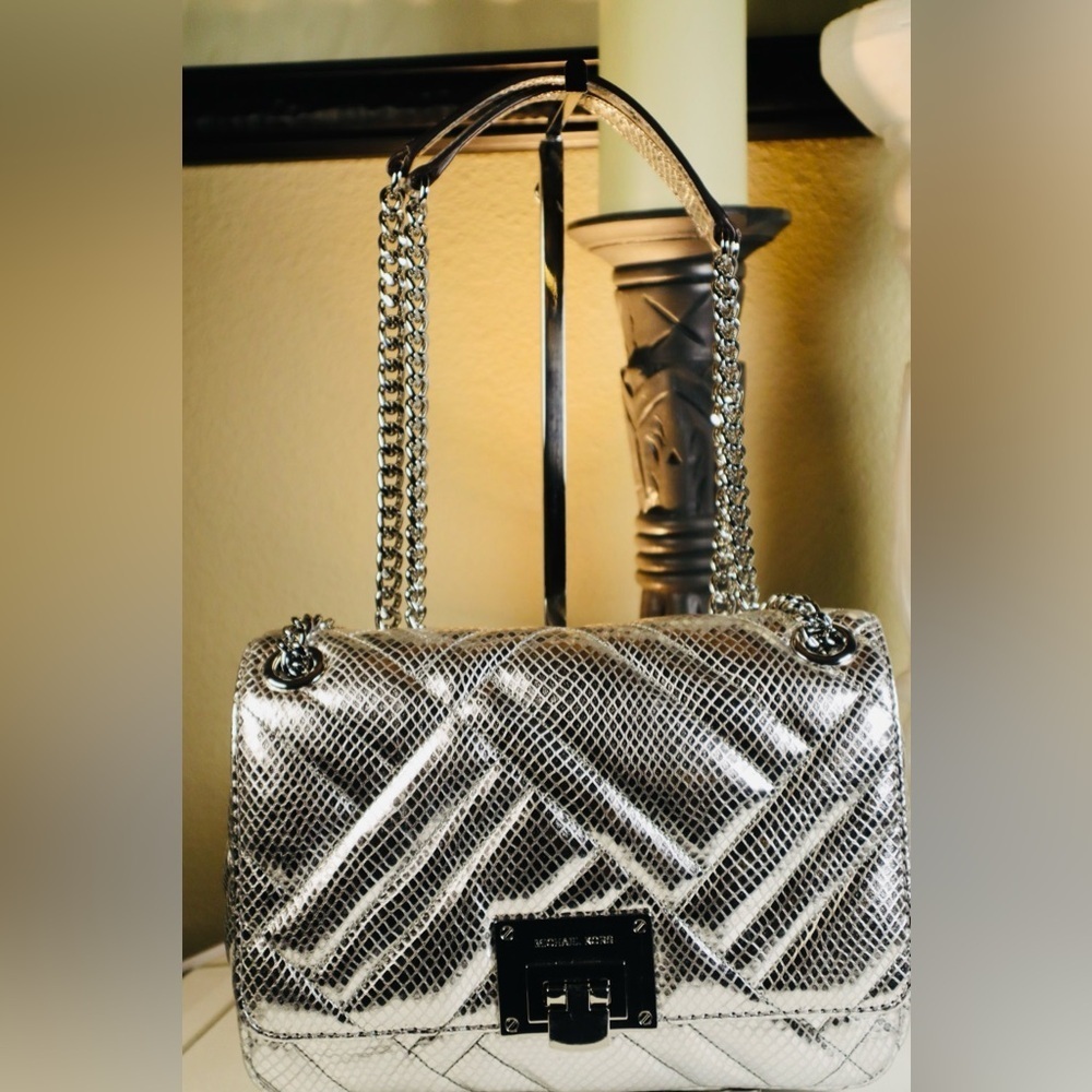 “HOST PICK” MICHAEL KORS Metallic Silver Quilted Leather with a Chain Strap - Picture 4 of 17